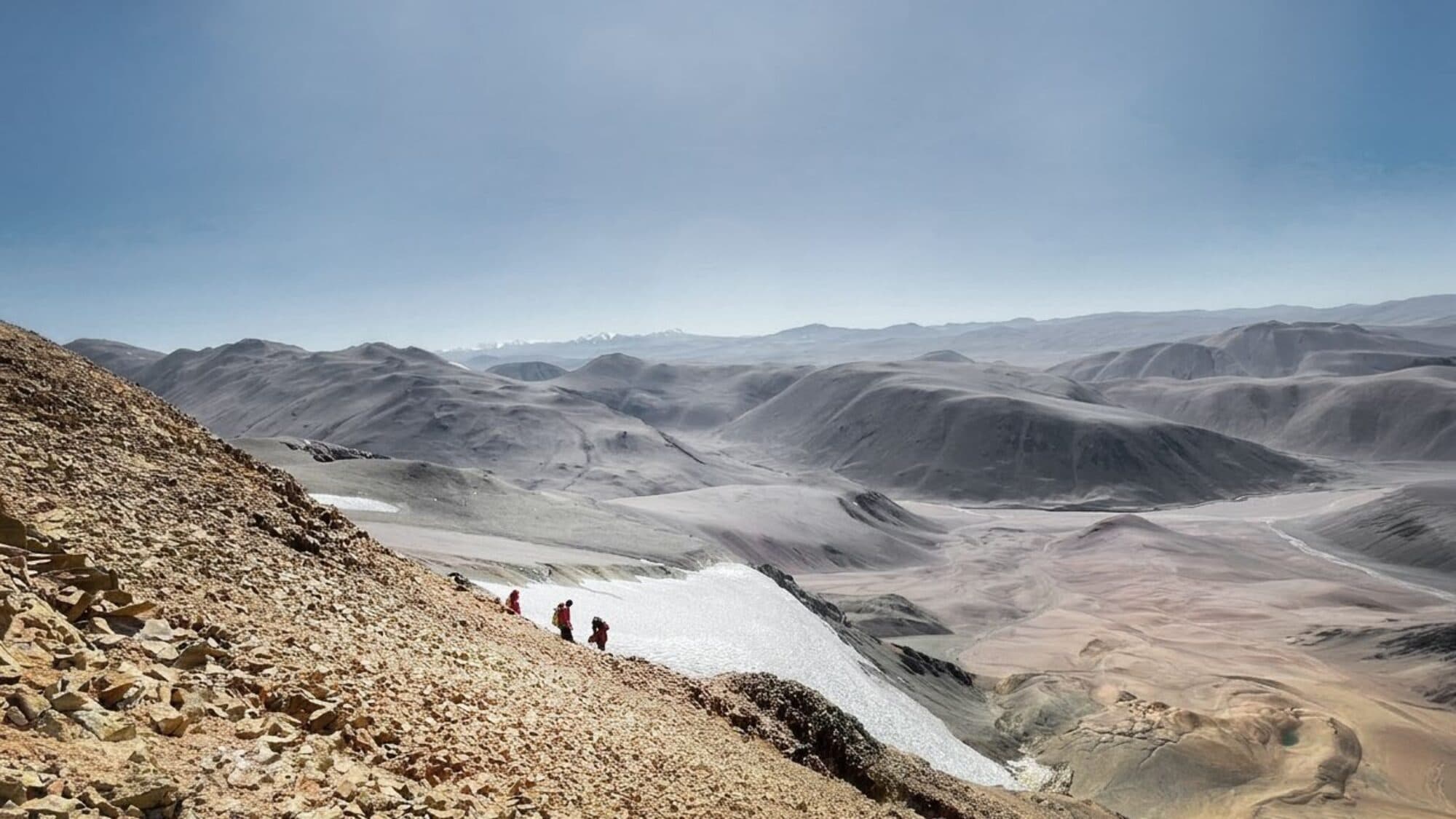 Campamento minero en la cordillera de los Andes a gran altura