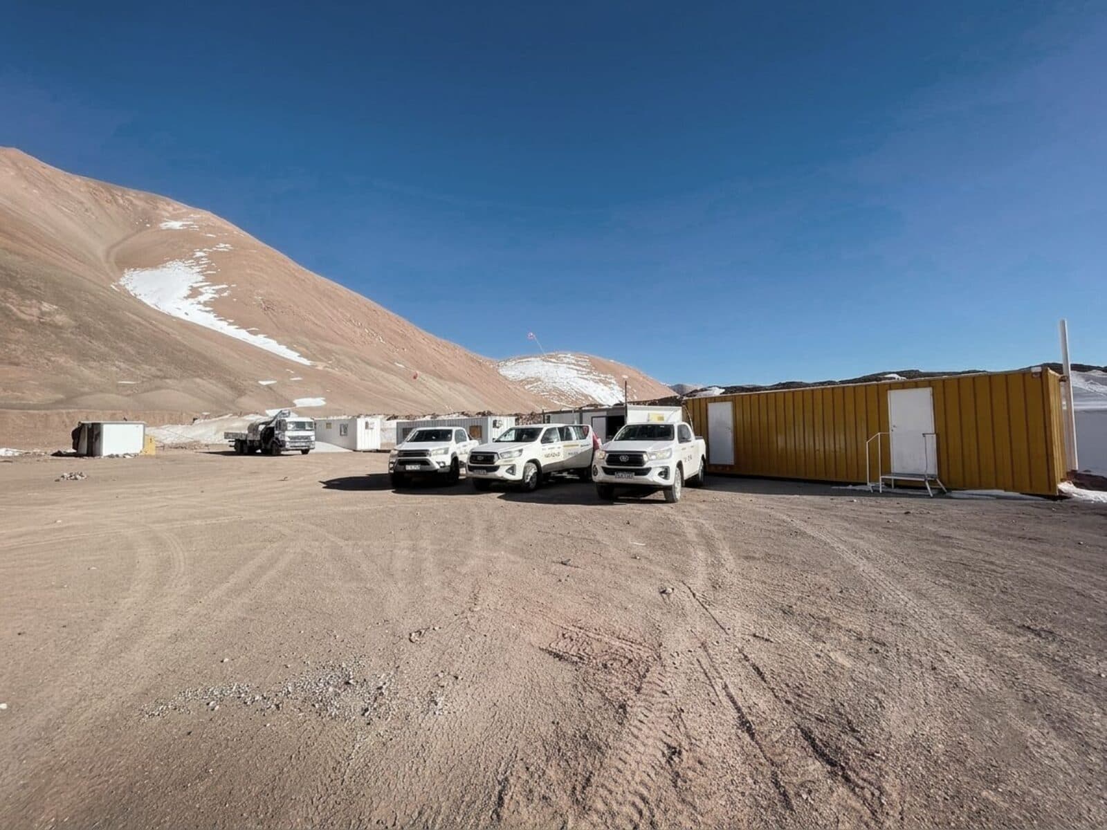 Campamento de altura y flota propia de Verano Agrelo en operación